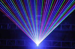 Açık lazer gösterisi ekipmanları 8 W rgb çok renkli beyaz animasyon yazma özel logo lazer ışığı projektörü