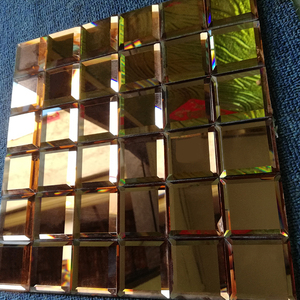 Piastrelle di mosaico di vetro a forma di diamante 8mm di spessore con specchio da parete in oro moderno con motivi quadrati decorazioni per Hotel progetti di progettazione grafica