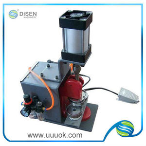Máquina pneumática automática do emblema do botão