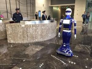 Humanoide intelligente Business-Service-Roboter arbeiten in Hotels