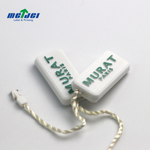 Etiqueta colgante con logotipo en relieve personalizado, etiqueta de sello de plástico para prendas de vestir