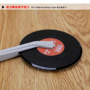 工場直接ノベルティデザイン台所用品プラスチックCDレコードレトロビニールラウンドピザカッター - Product Image 3