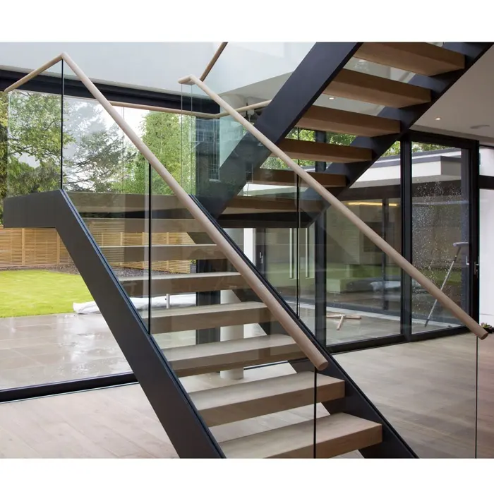 Escalera de acero al carbono y madera de roble de estilo moderno, con doble cuerda, peldaños de madera de roble y barandillas de vidrio