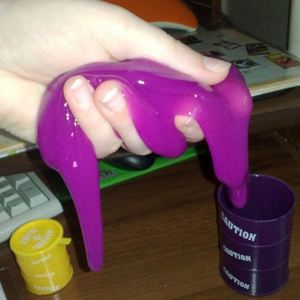 エイプリルフールの日カラフルなバレルキーボードクリーンペイントバケツいたずらぬいぐるみ