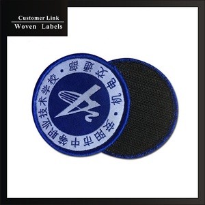 Distintivi per uniformi scolastiche ad alta densità toppe tessuto da ricamo personalizzato per adolescenti distintivi per abbigliamento in Cina - Product Image 6