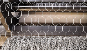 Máquina de línea de producción de malla hexagonal de tela de rejilla de alambre galvanizado por inmersión en caliente para avicultura y protección de animales - Product Image 3
