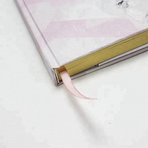Cuaderno de escritura de papel impreso personalizado promocional con borde dorado y banda para el vientre
