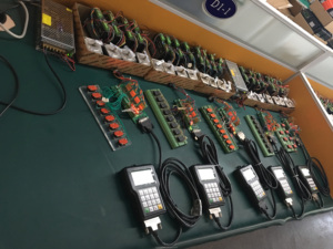 <span class=keywords><strong>Controller</strong></span> della maniglia dsp <span class=keywords><strong>cnc</strong></span> a <span class=keywords><strong>4</strong></span> assi controllo del sistema di movimento DSP b51 richauto 4x8 ft router macchine per la lavorazione del legno