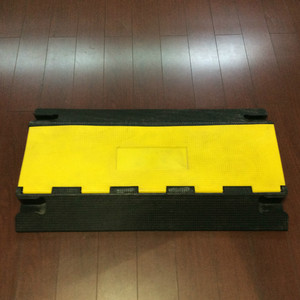小さなチャンネルケーブルプロテクター耐久反射ゴムスピードこぶ速度バンプゴムバンプゴムケーブルランプ