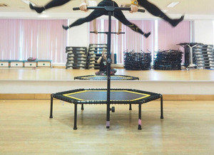 Spor Kulübü <span class=keywords><strong>Kalori</strong></span> Yakmak Için Fitness Trambolin Atlama Yatağı Kullanın