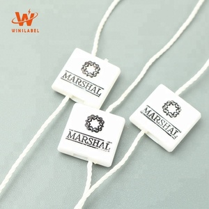 Sujetador de bloqueo de logotipo en relieve, moldeado de alta calidad, ropa de vestir, cordón de etiqueta de plástico personalizado, suministro directo de fábrica - Product Image 3