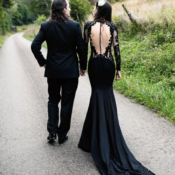 Ilusión de encaje de manga larga negro satén sirena vestido de boda en Italia
