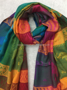 Moda Modern tay Desin bayan Polyester Rayon saçaklar başörtüsü eşarp tedarikçisi jakarlı geometrik fil gökkuşağı Pashmina şal