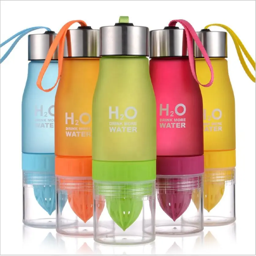 Özel etiket 650ML H2O plastik spor su şişesi/buzlu renk BPA ücretsiz limon sıkacağı meyve demlik spor su şişe
