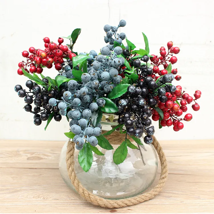 Красивый пластиковый цветочный букет, пенопластовые мелкие ягоды, искусственные черники