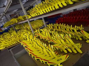 ZC Z50 RCグライダー2.4G 2CH 340mm翼スパンEPP RC飛行機航空機RTF子供のためのおもちゃ楽しいフリング翼イエローレッドブルー