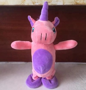 白色和红色的电子语音记录和重复说话的独角兽毛绒玩具