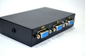 KUYiA2ポートVGAモニタースイッチ2ポート手動VGAスイッチ-2台のPCで1つのモニターとスピーカーシステムを共有 - Product Image 4