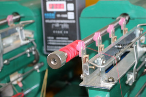 领先的优质锥螺纹卷绕型pp聚酯棉制缝纫线复卷机出售