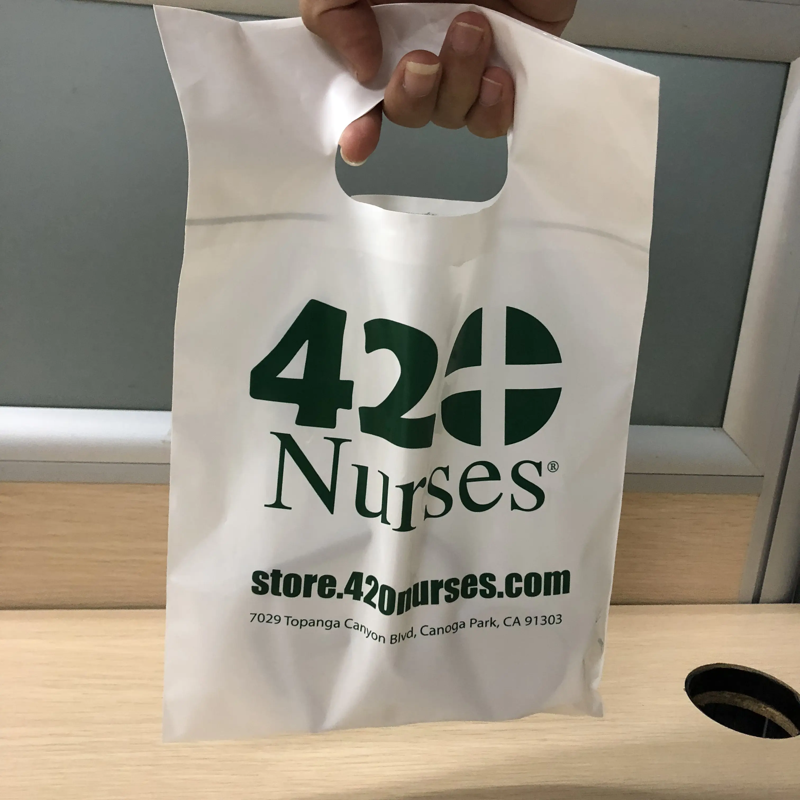 Commercio All'ingrosso della fabbrica di compostabile biodegradabili di perforazione di plastica die cut handle shopping bag di plastica con logo personalizzato stampato