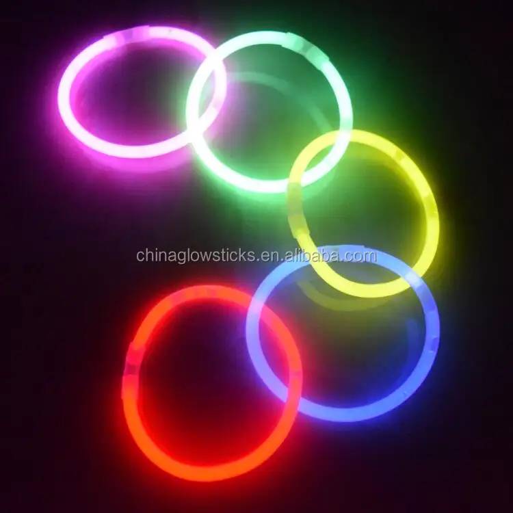 Bracelet bâton lumineux de 8 pouces 5*200mm faveur de fête petits articles à vente rapide-allumez le bracelet personnalisé bon marché qui brille dans le noir