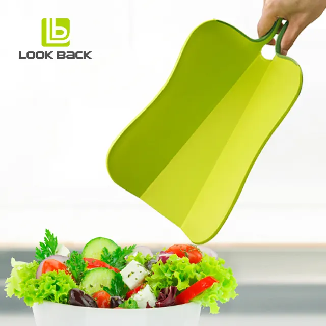 नई डिजाइन रसोई बहुउद्देशीय पीपी प्लास्टिक सब्जी foldable काट काटने बोर्ड के साथ गैर-पर्ची पैर