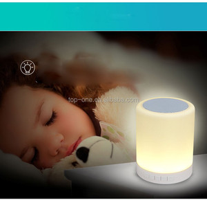 מפעל מחיר צבעוני LED המיטה מנורת אלחוטי מגע בקרת לילה אורות חכם כחול שן רמקול עם שעון מעורר