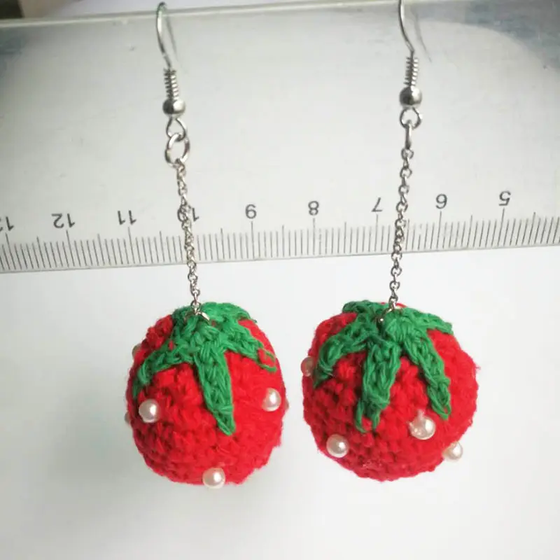 Declaración de moda Pendientes de fruta de ganchillo hechos a mano Pendiente de onda de algodón de fresa Pendientes redondos de turquesa en diseño de fruta 10g