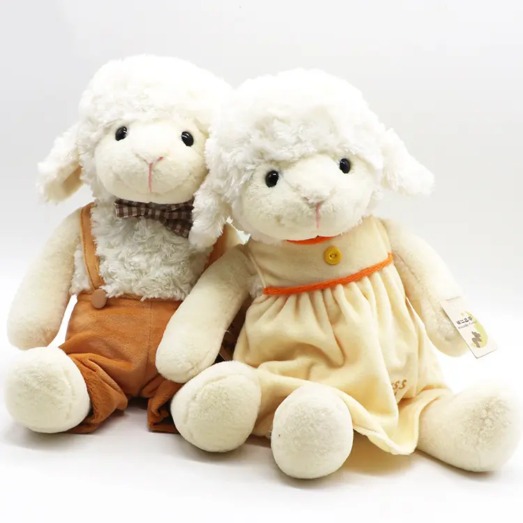 Sevimli peluş kuzu ile papyon beyaz yumuşak oyuncak oturan koyun peluş oyuncak