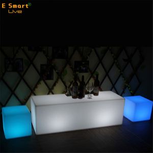 现代户外<span class=keywords><strong>LED</strong></span>家具塑料30厘米-80厘米<span class=keywords><strong>LED</strong></span>立方体座椅和桌子，用于酒吧和商场