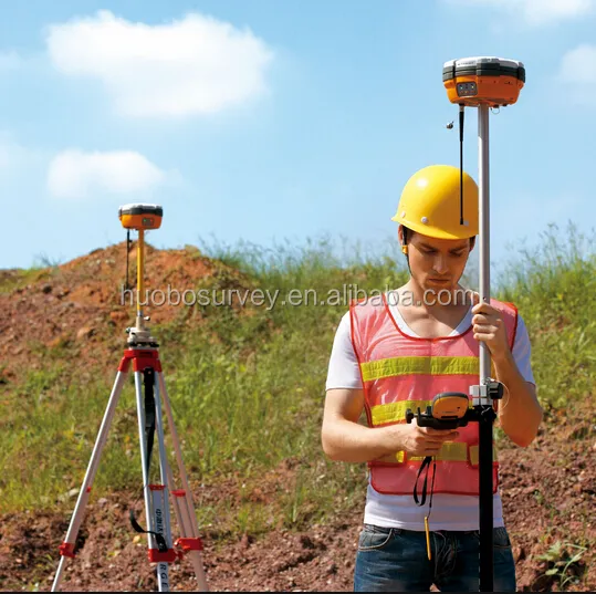 Equipo de ingeniería Civil con el objetivo de los GNSS RTK instrumento topográfico V30 GPS RTK instrumento