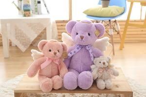 天使の翼が付いている紫色のピンクのベージュのテディベアかわいい天使のテディベア
