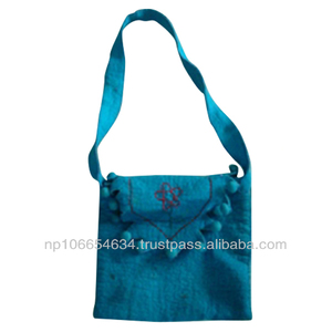Fermuar kapatma ve iki kayış ile Nepal Unisex koyun yün küçük keçe omuz çantası özel Logo çanta - Product Image 1