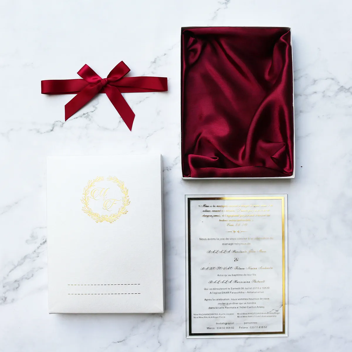 Caja de tarjeta de invitación de boda de acrílico transparente de lujo con decoración de tejido de seda Borgoña en el interior