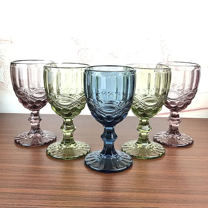 Großhandel bestückt billige geprägte Neuheit dekorative farbige Wasserglas schwere Basis Weinglas für Hochzeit und Party