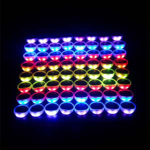 2021 Neues modernes und romantisches programmier bares Fernbedienungsglüh-DMX512-LED-Armband für Partys und Konzert veranstaltungen - Product Image 1