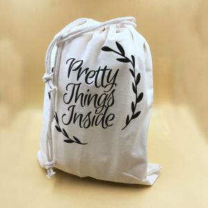 โลโก้ที่กำหนดเองพิมพ์ผ้าฝ้ายสีขาวผ้าสักหลาดถุงฝุ่นที่มีริบบิ้นสีดำ Drawstring