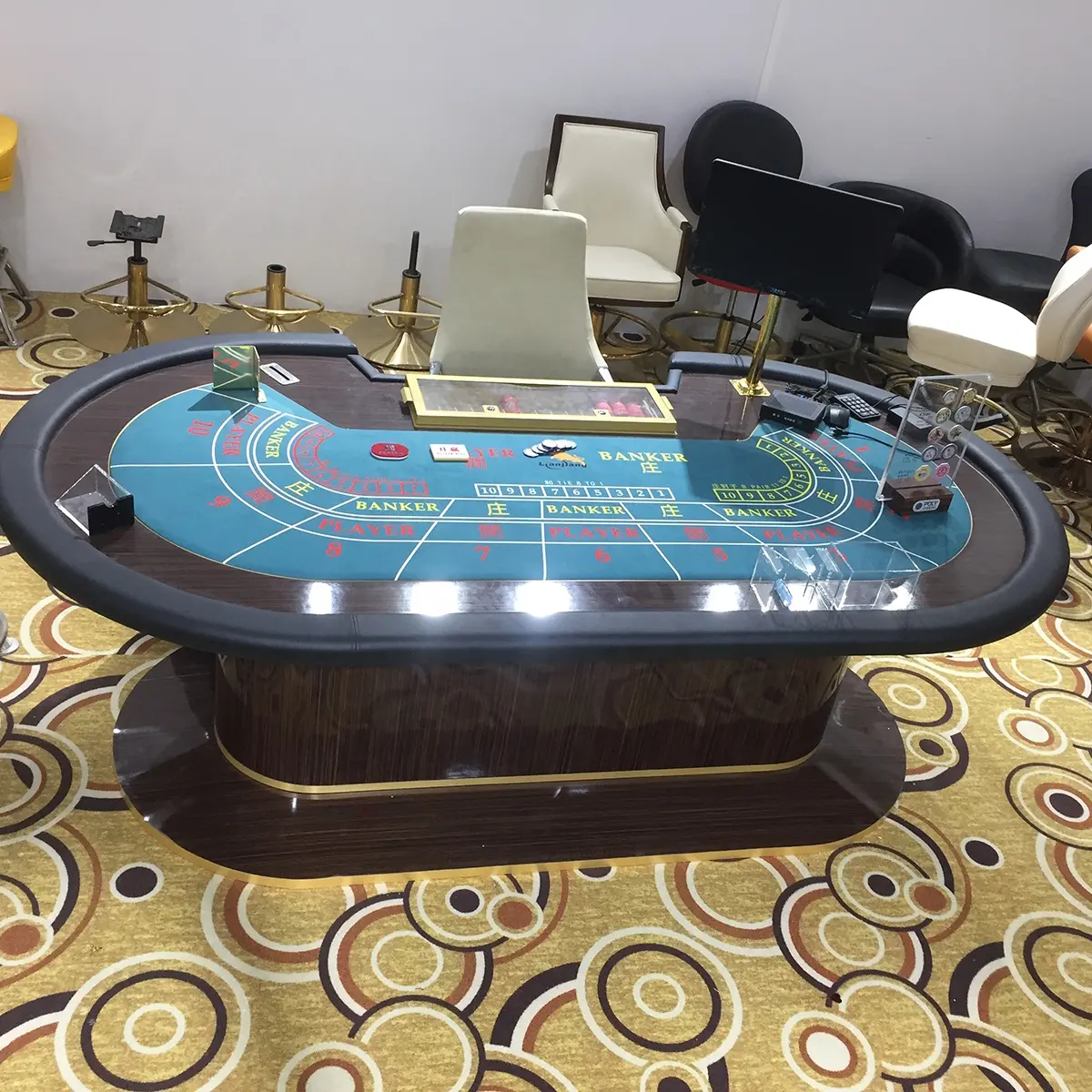 カスタムカジノバカラットポーカーチェアにマッチする高品質のカジノクラップテーブル