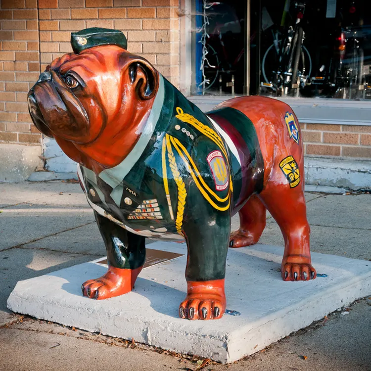 Großhandel im Freien Dekoration Tier Statue Fiberglas Lebensgröße American Bulldog Garden Statuen