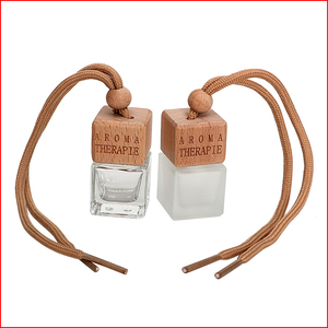 China fábrica <span class=keywords><strong>5ml</strong></span> mini carro perfume vidro embalagem garrafa com suspensão tampa de madeira elegante vidro aroma recipiente venda a granel