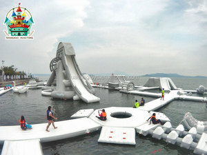 Strutture di divertimento gonfiabili galleggianti del parco acquatico dell'isola sigillate grigiastro e bianco sigillate Airclosed