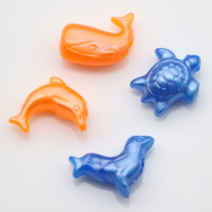 卸売25ミリメートル海洋動物イルカクジラ亀海の生物ミックスノベルティビーズプラスチックジャンボポニービーズ