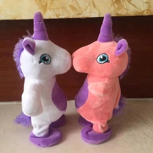 白色和红色的电子语音记录和重复说话的独角兽毛绒玩具