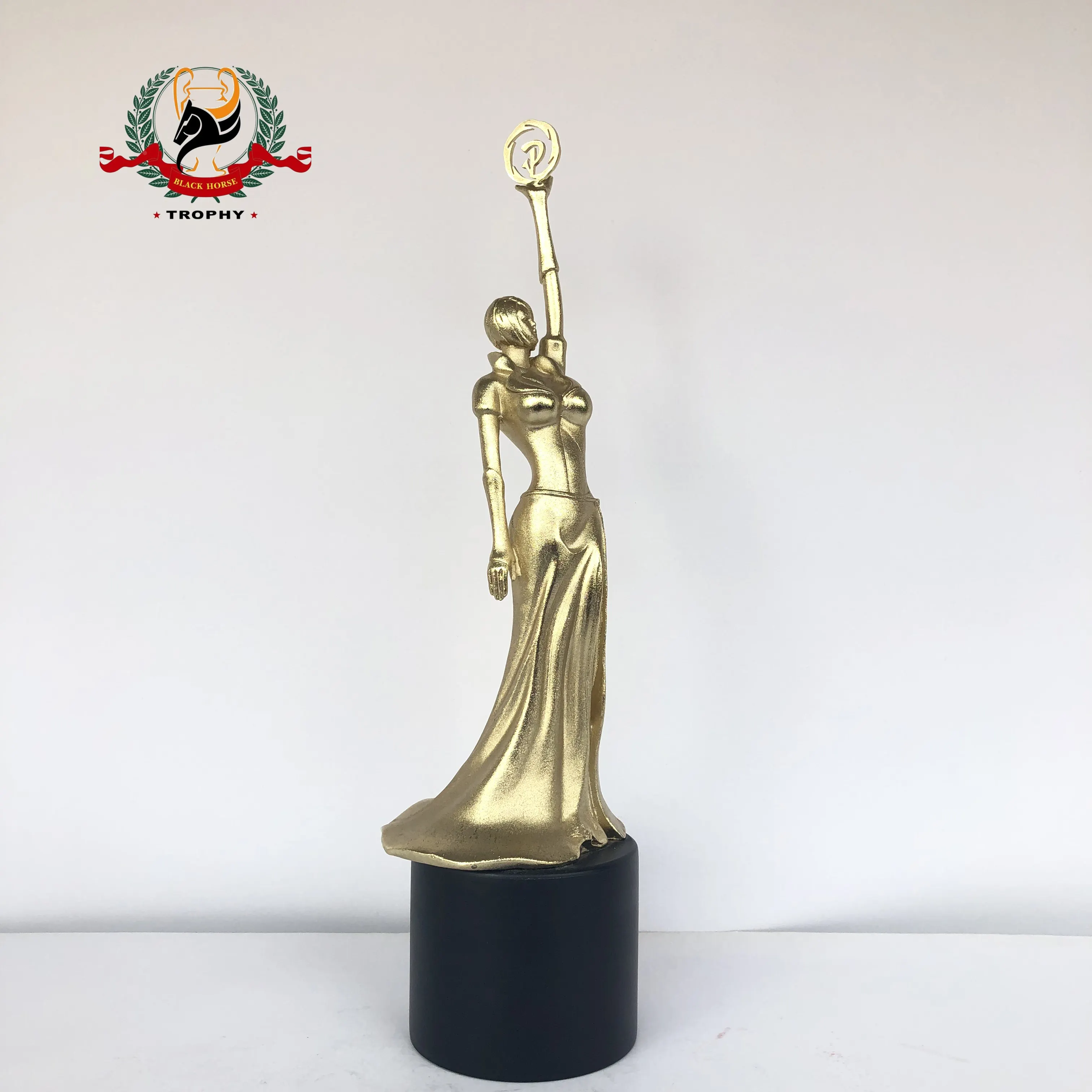 Venta al por mayor traje de oro de Metal elegante mujer estatua de premio de escultura taza de trofeo de