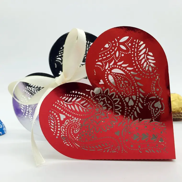 Baratos por atacado de Arte de Papel de Corte A Laser Em Forma de Coração Caixa de Presente Caixa de Doces Embalagens de Chocolate Para O Natal