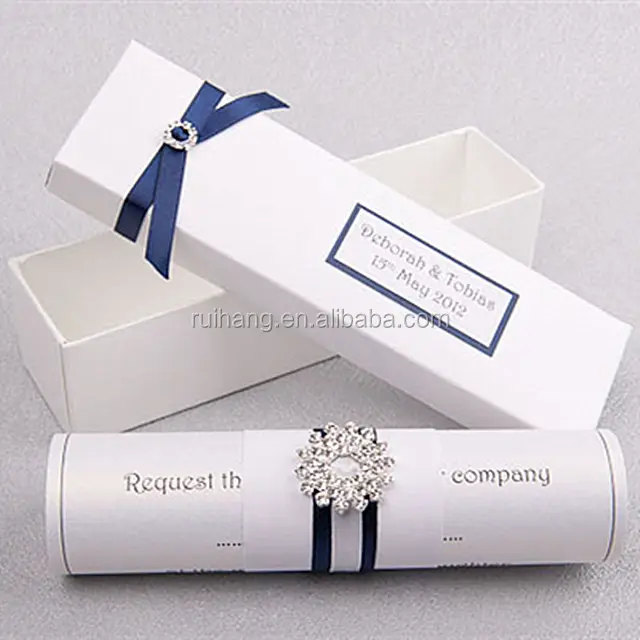 Hermosa y elegante blanco pergamino de tarjeta de invitación de boda con marina cintas y decoraciones de cristal