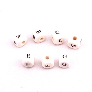 ขายส่ง8มิลลิเมตร10มิลลิเมตรไม้สีไม้ A-Z จดหมายลูกปัด Cube ไม้ตัวอักษรลูกปัดสำหรับการทำเครื่องประดับ