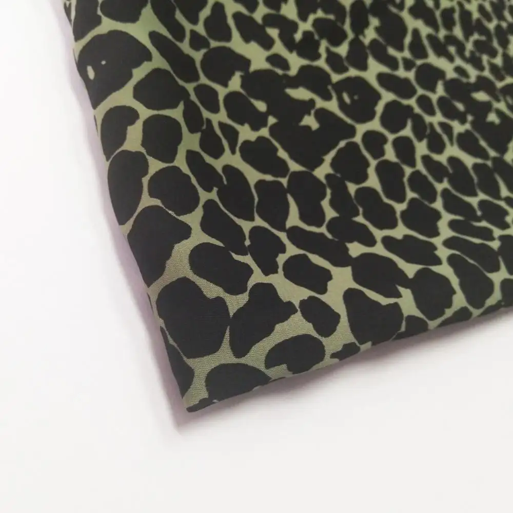 Tela de cetim de poliéster leopardo para mulheres, vestido barato 95gsm verde tecido 100% poliéster
