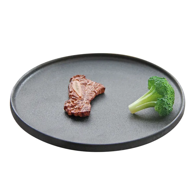 Caricabatterie ristorante moderno personalizzato piatto da pranzo in ceramica bianca e piatto da pranzo piatto da pasta nero