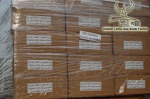 これらの木材用バンドソーブレードは、家具業界で使用される大型の高速垂直切断バンドマシンで使用されています。